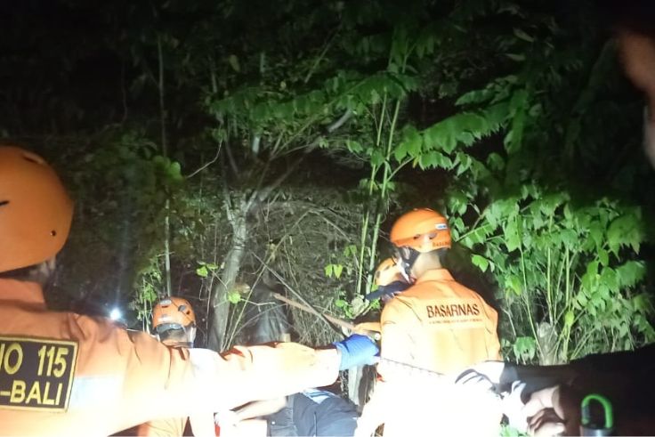 BNEWS.ID – Residents were startled after the discovery of a body found hanging in the swamp area of Embung Sanur on Thursday (13/11/2025). The grim finding was…