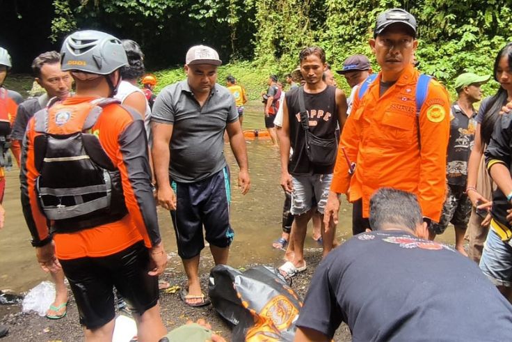 BULELENG, BNEWSID — The search for a teenager who drowned at Mengening Waterfall has come to a tragic end. The joint SAR team discovered the victim, 15-year-ol…