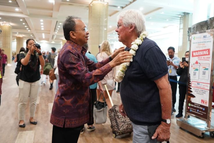 BNEWS.ID - Bali Governor Wayan Koster conducted an on-site inspection of international tourist arrivals at I Gusti Ngurah Rai International Airport on Sunday…