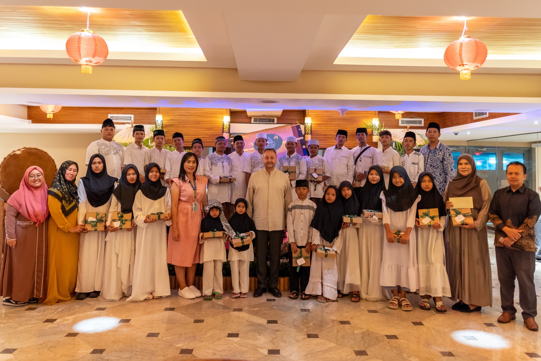 BALINEWSID.COM, BADUNG — In commemoration of the Holy Month of Ramadan 1447 Hijriah and to strengthen ties of friendship and solidarity, Discovery Kartika Plaz…
