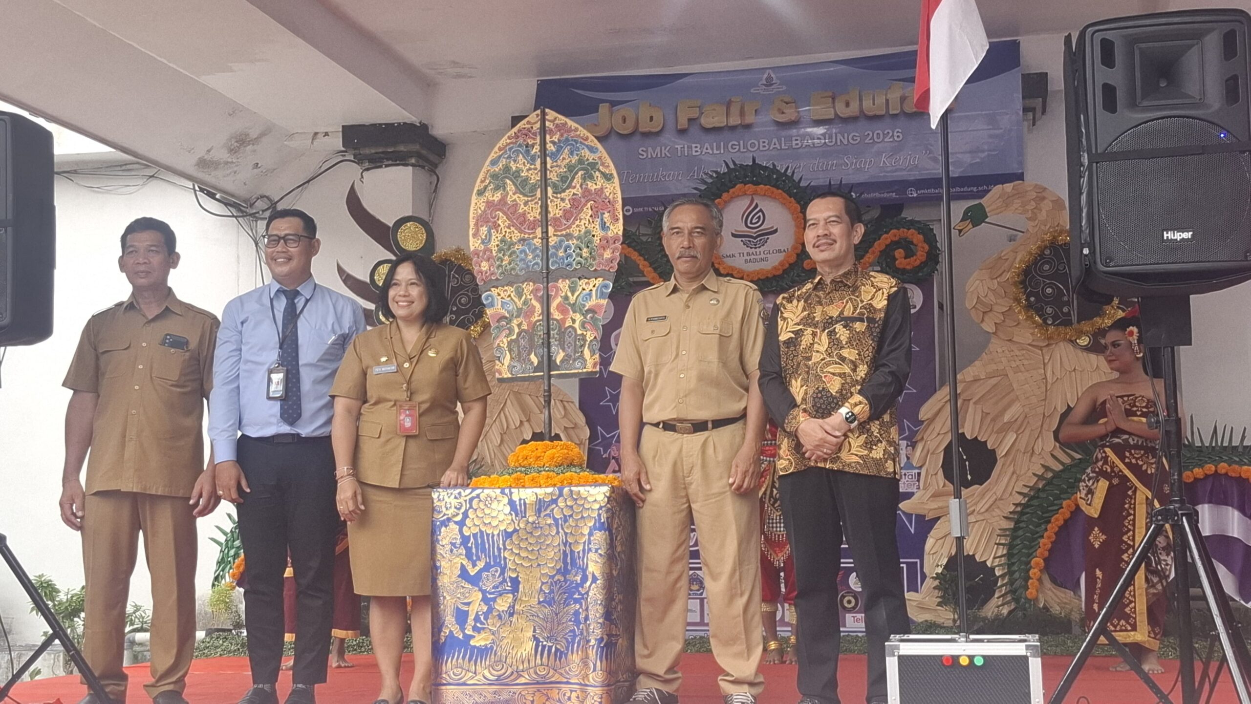 BALINEWSID.COM, BADUNG - SMK TI Bali Global Badung reaffirmed its commitment to supporting vocational education and workforce absorption by organizing the Job …