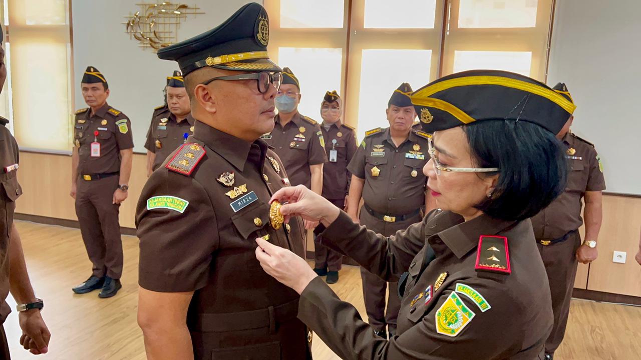 BALINEWSID.COM, DENPASAR - The Kejaksaan Tinggi Bali (Bali High Prosecutor’s Office) held an Inauguration and Oath-Taking Ceremony for officials within its jur…