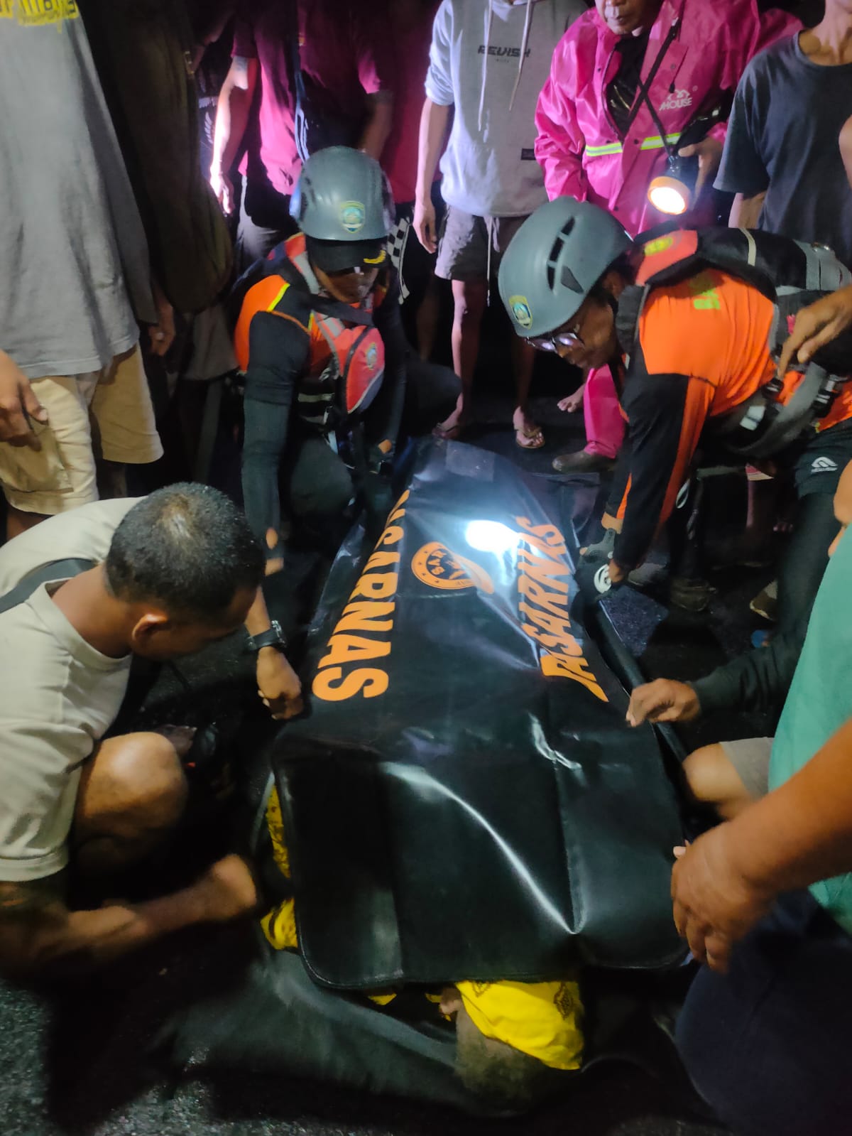 BALINEWSID.COM, BULELENG - Extreme weather accompanied by heavy rainfall triggered a flash flood in Buleleng Regency on Friday (March 6, 2026) afternoon. The d…