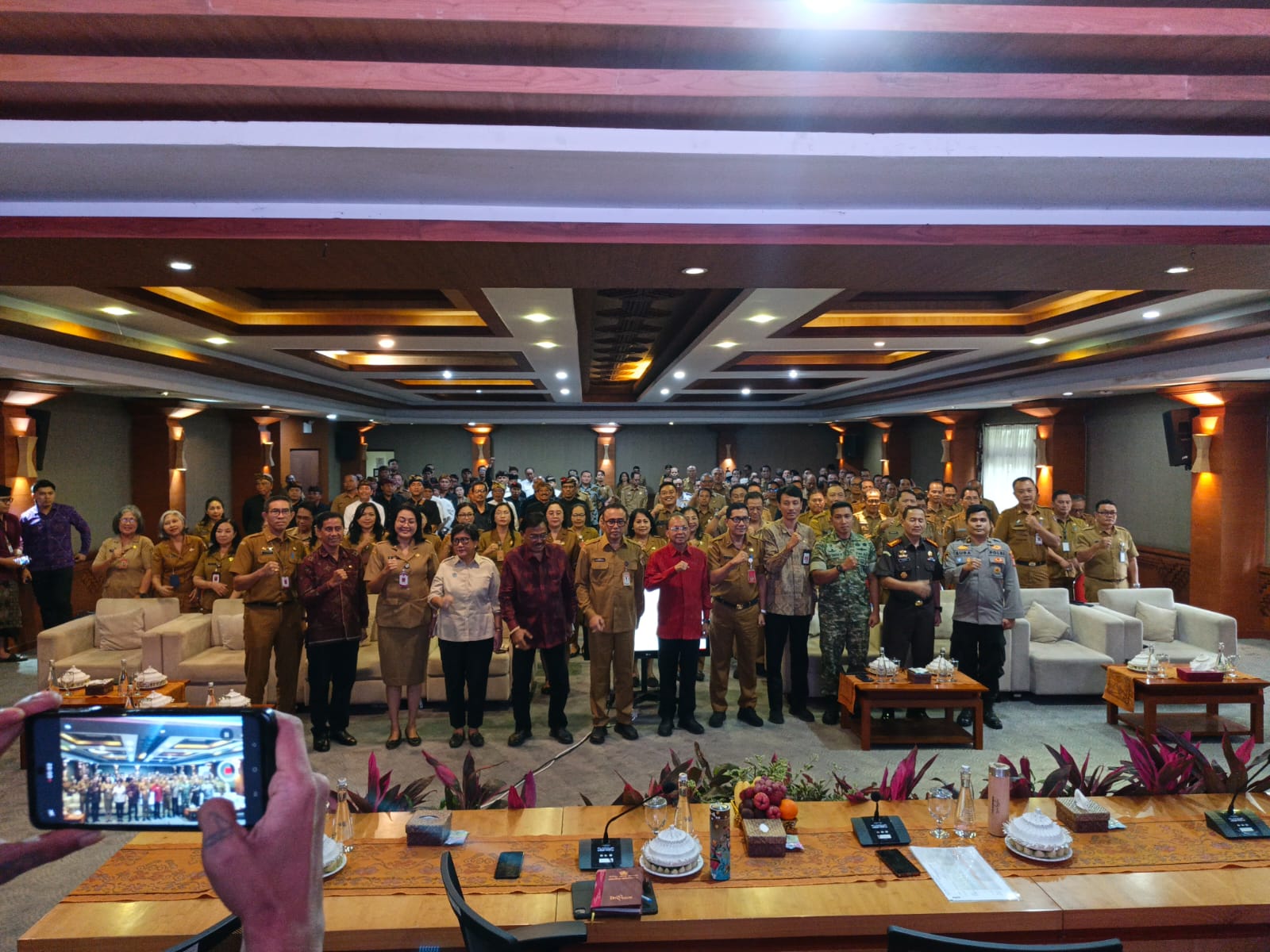 BALINEWSID.COM, DENPASAR – Bali Governor Wayan Koster has warned that the provincial government will stop distributing Special Financial Assistance (Bantuan Ke…