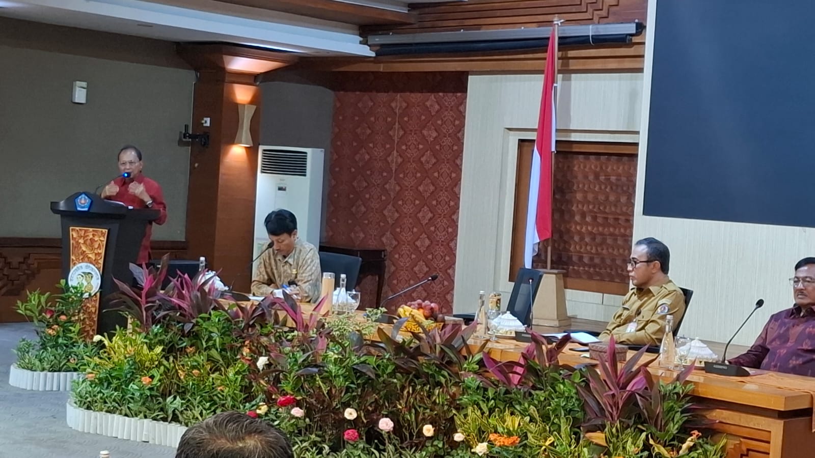 BALINEWSID.COM, DENPASAR – Bali Governor Wayan Koster has set a firm deadline for ending the disposal of organic waste at the Suwung Final Disposal Site (TPA S…