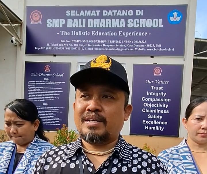 BALINEWSID.COM, DENPASAR - Amid the bustling atmosphere of Denpasar City, an educational institution continues to emphasize a balance between academic excellen…