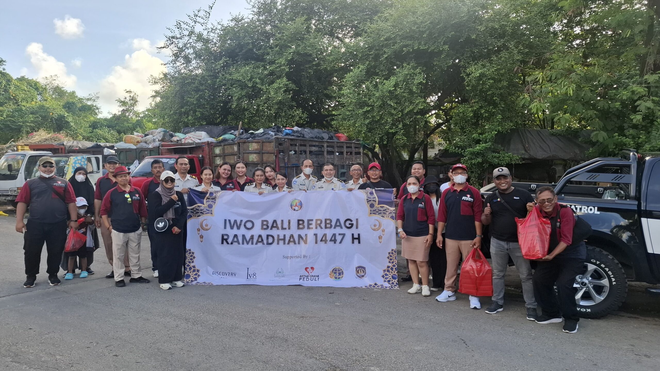 BALINEWSID.COM, DENPASAR - Hundreds of garbage truck drivers and field workers around the Suwung Final Disposal Site (TPA Suwung) in Denpasar received a pleasa…
