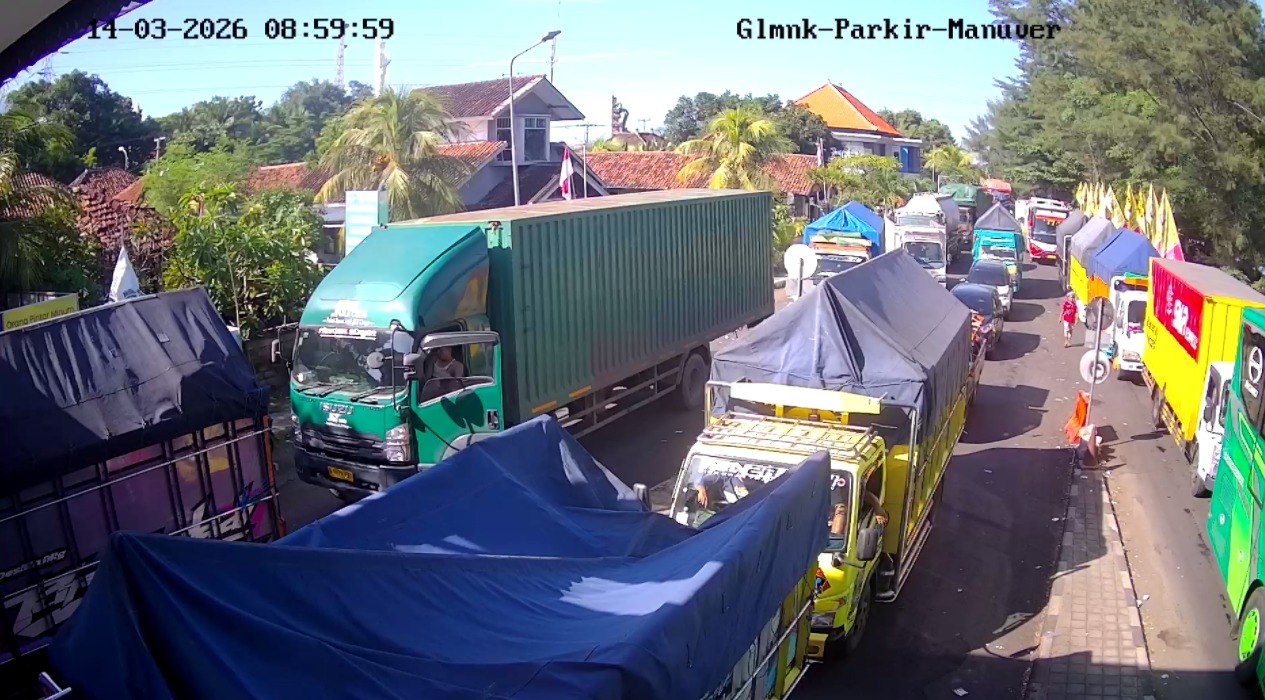 BALINEWSID.COM, GILIMANUK - The peak of the Eid al-Fitr 1447 Hijri homecoming traffic at Gilimanuk Port was predicted to occur on Saturday (March 14, 2026), wi…