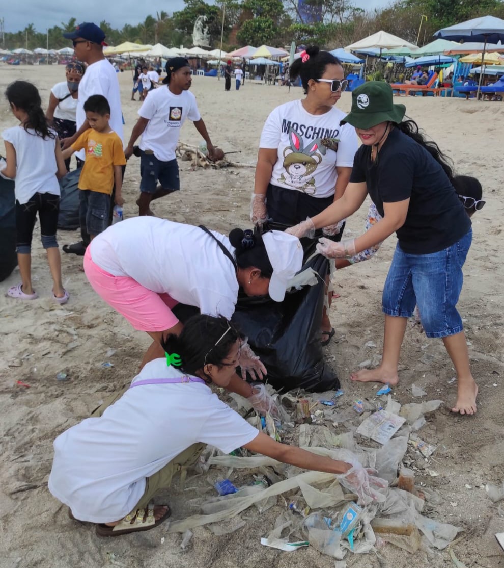 BALINEWSID.COM, BALI - Around 50 members of the Bungawaru Alor Community from East Nusa Tenggara (NTT) held a beach clean-up action along Kuta Beach and Legian…