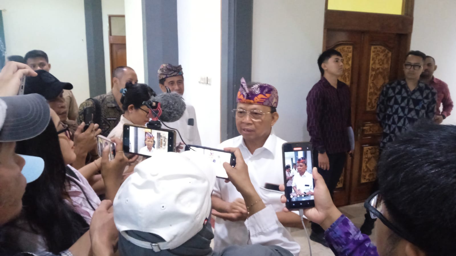 BALINEWSID.COM, BALI - Governor of Bali, Wayan Koster, has responded to the request for data regarding the Bali Foreign Tourist Levy (PWA) by the Attorney Gene…