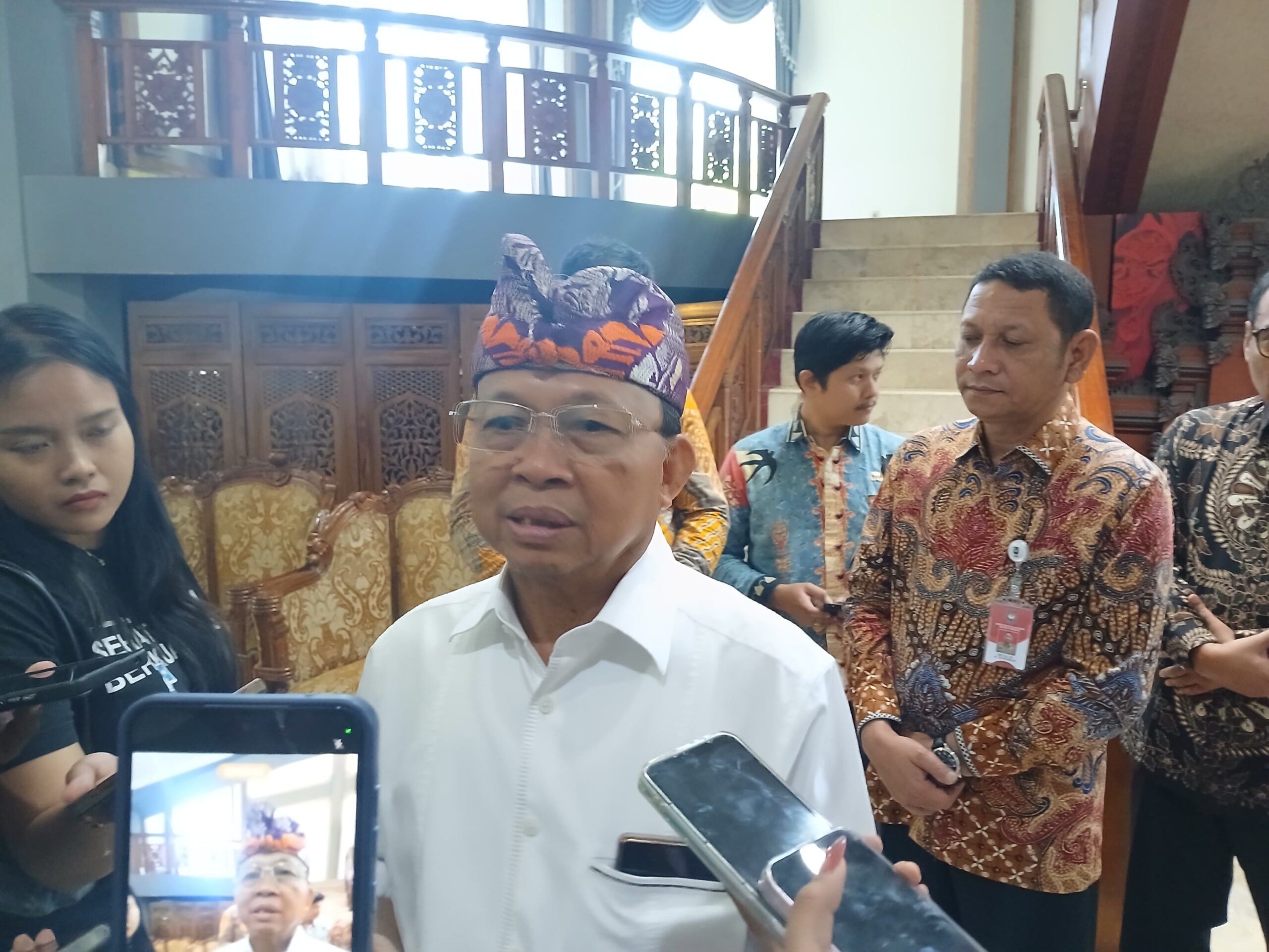 BALINEWSID.COM, BALI - Bali Governor Wayan Koster said the 31-kilometer traffic congestion on the Denpasar–Gilimanuk route during the Eid homecoming season was…
