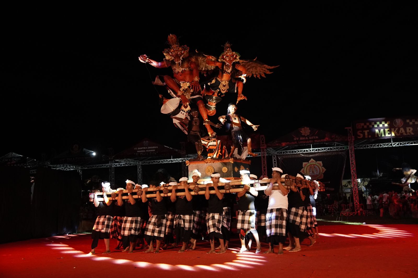 BALINEWSID.COM, BADUNG - The Mambal Culture Festival 2026 was successfully held despite being briefly interrupted by rain, showcasing the creativity of nine Se…
