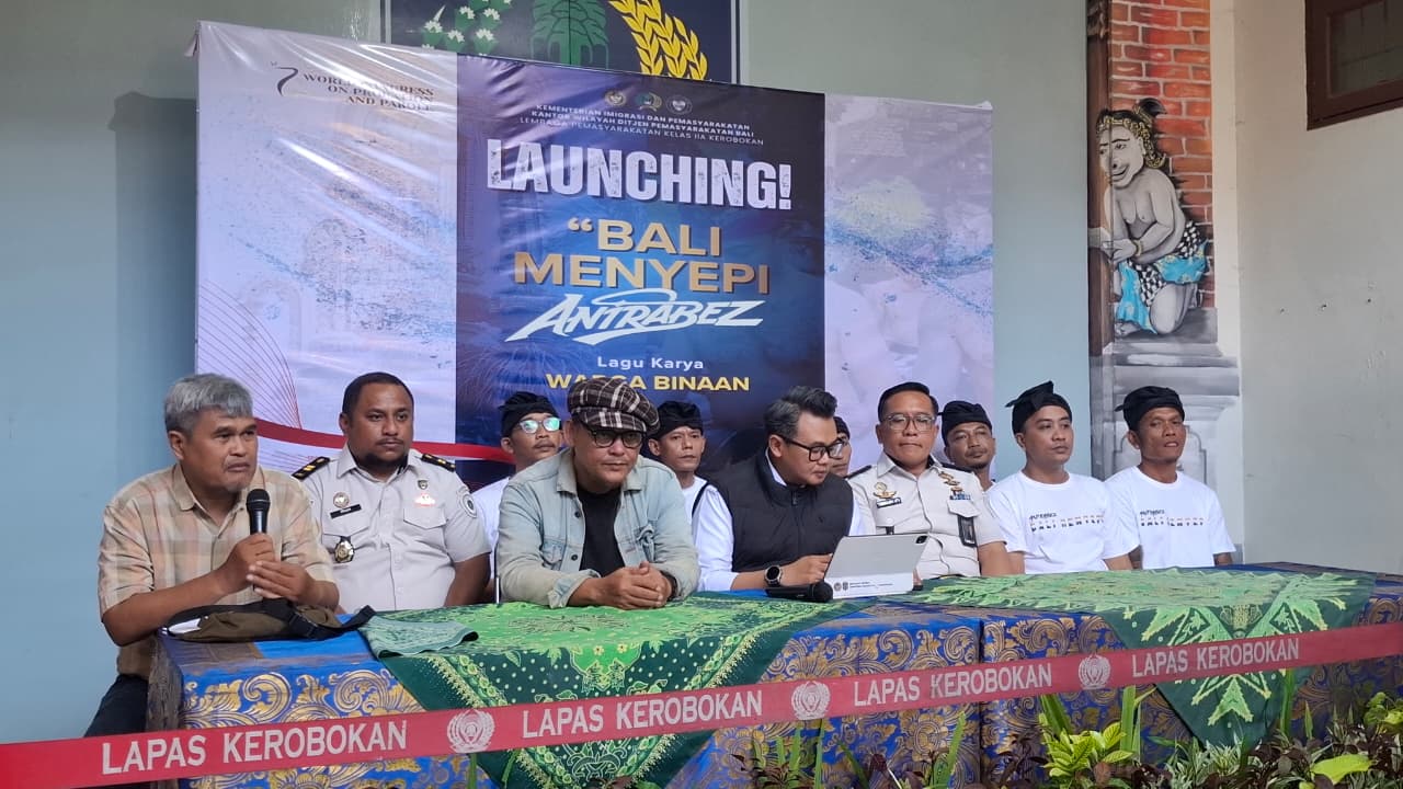 BALINEWSID.COM, DENPASAR — Ahead of the Nyepi Day celebration marking the Saka New Year 1948, ANTRABEZ, a band formed by inmates of Kerobokan Class II A Correc…