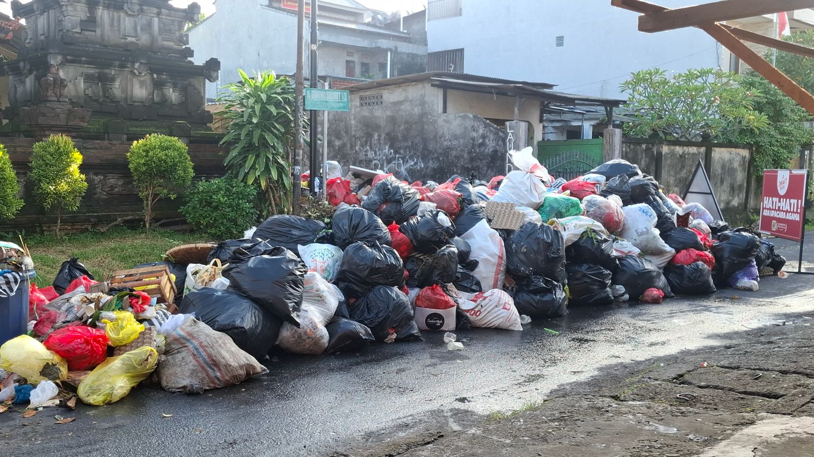 BALINEWSID.COM, DENPASAR - Waste management in Bali continues to face significant challenges as the closure of the Suwung Landfill (TPA Suwung) approaches, lea…