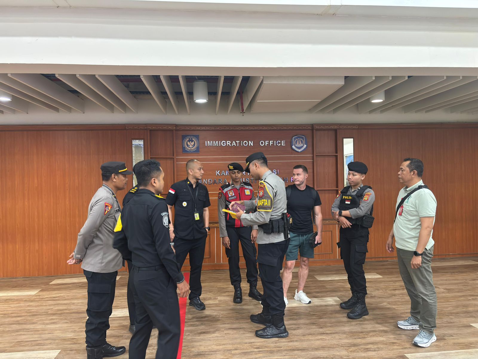 BALINEWSID.COM, BADUNG - The Ngurah Rai Class I Special Immigration Office has apprehended an international fugitive listed on Interpol’s Red Notice upon arriv…