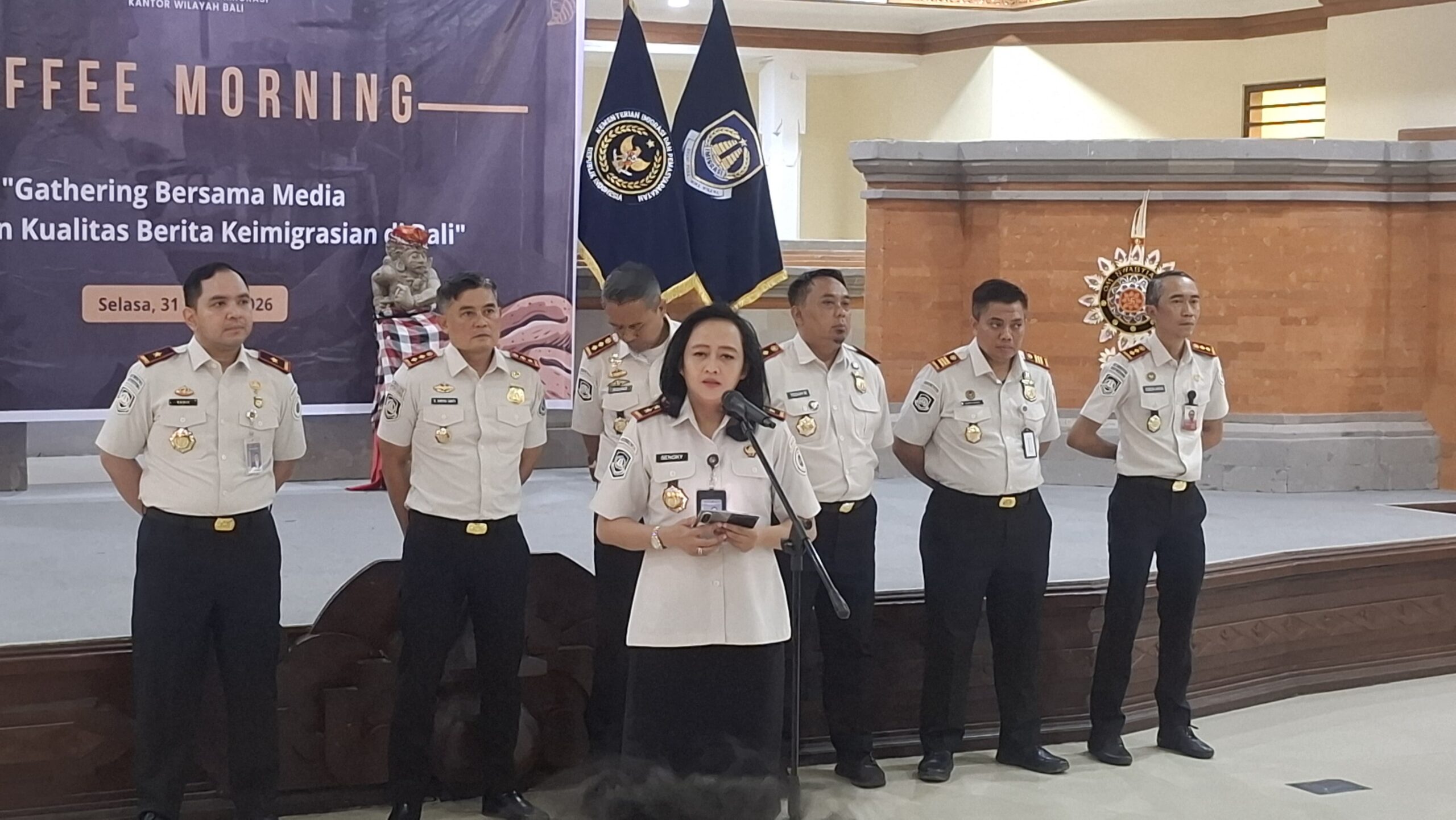 BALINEWSID.COM, DENPASAR - The Bali Regional Office of the Directorate General of Immigration is awaiting an official directive from the central government reg…