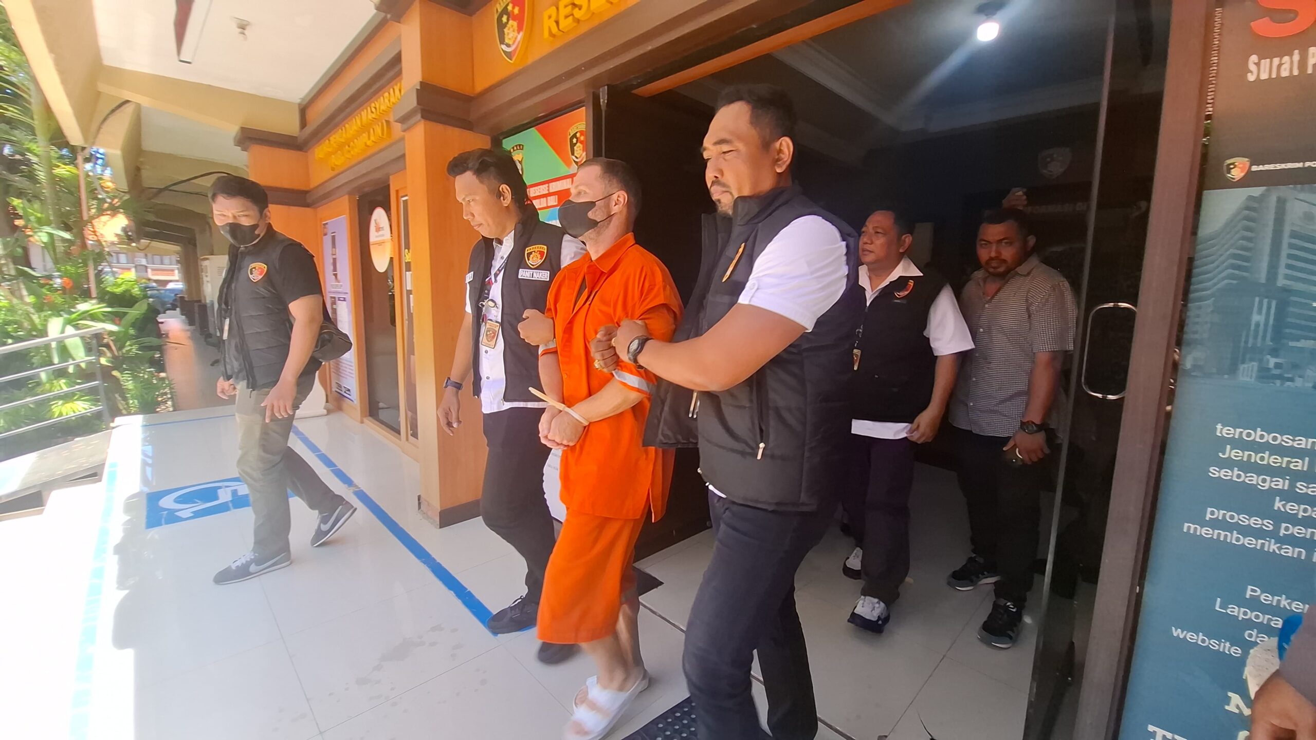 BALINEWSID.COM, DENPASAR - International fugitive and alleged European mafia boss Steven Lyons has been arrested in Bali after two years on the run from Spanis…