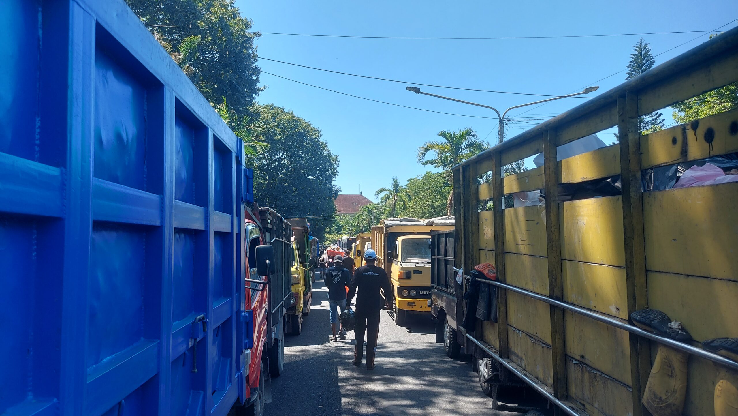 BALINEWSID.COM, DENPASAR — Hundreds of garbage trucks under the Bali Self-Managed Waste Forum (Forkom SSB) staged a massive on Thursday (April 16, 2026), prote…