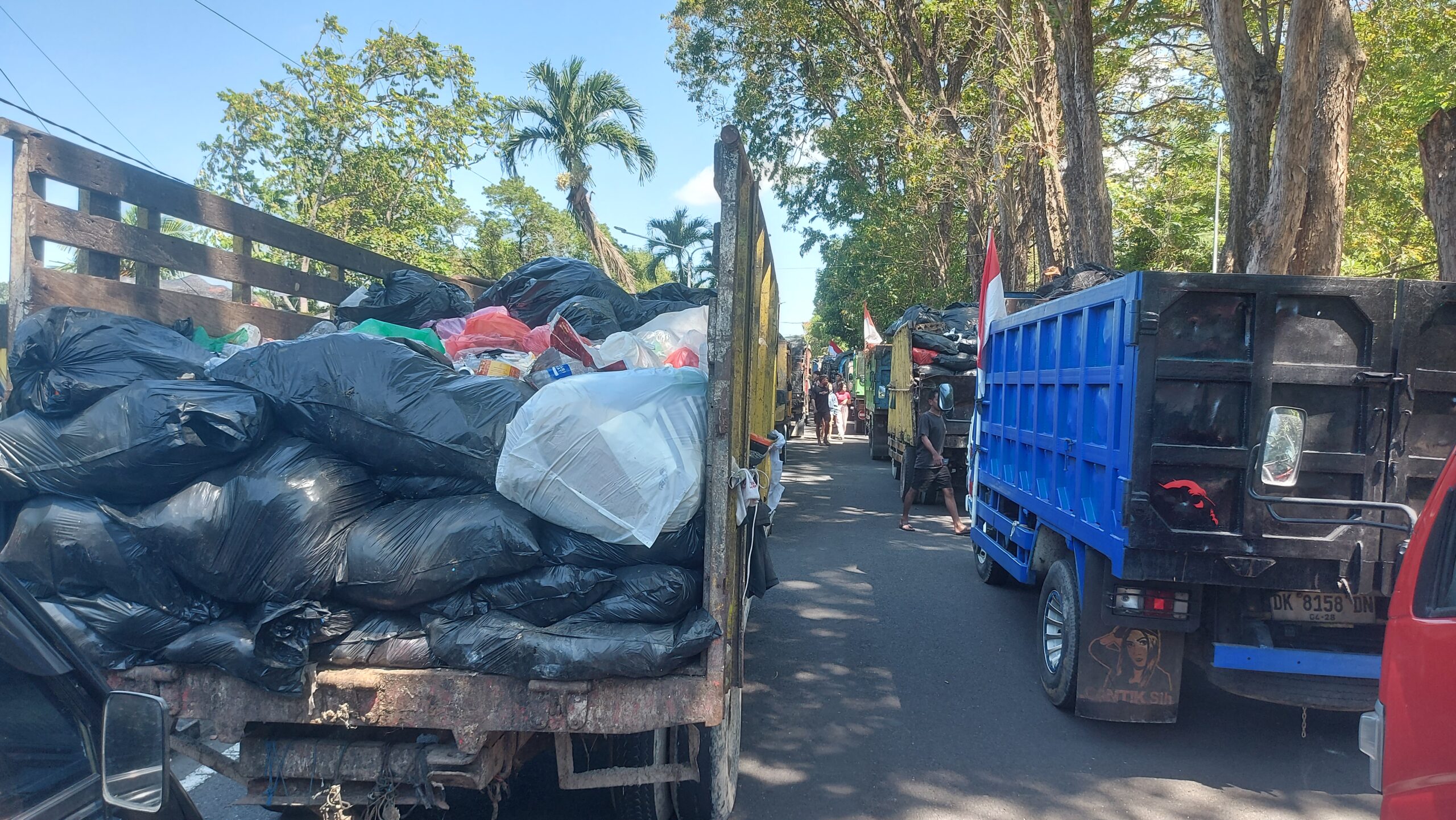 BALINEWSID.COM, DENPASAR — Hundreds of garbage trucks and pickup vehicles operated by independent waste collectors staged a protest at the Environmental Contro…