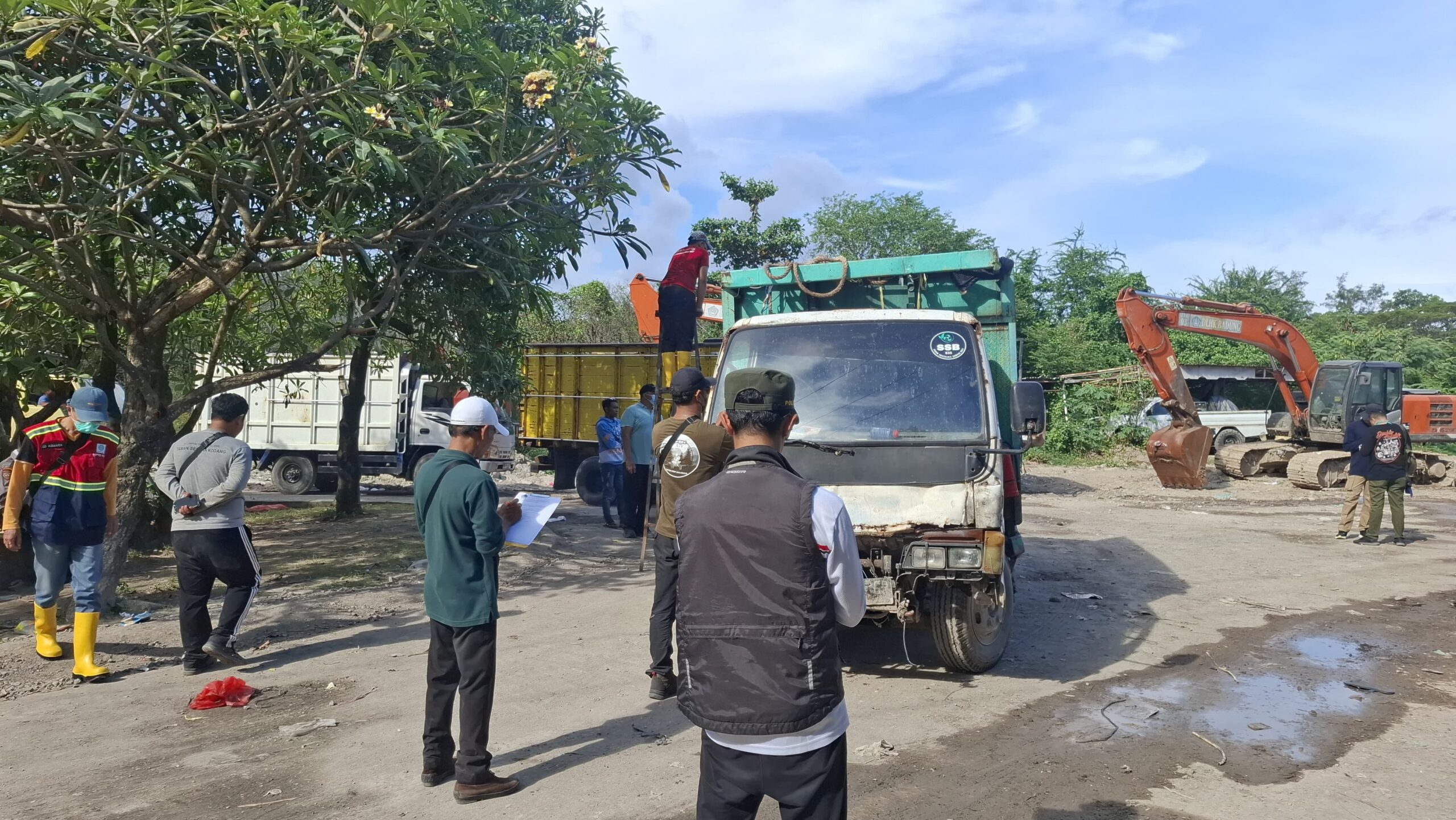 BALINEWSID.COM, DENPASAR – Long lines of garbage trucks continued to build up at the Suwung Regional Landfill (TPA Suwung) in South Denpasar on Friday (April 3…