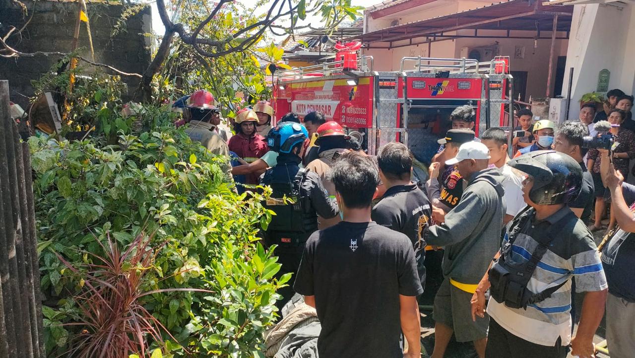 BALINEWSID.COM, DENPASAR - A house fire broke out on Jalan Kerta Dalem Sari III, Gang Cemara No. 11 B, Sidakarya Village, South Denpasar District, on Tuesday (…