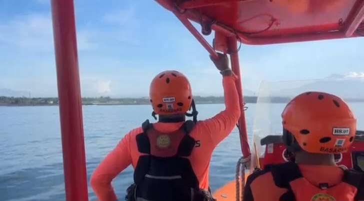 BALINEWSID.COM, GIANYAR – After two days of intensive search efforts, a joint search and rescue (SAR) team has found a man who was swept away by strong current…