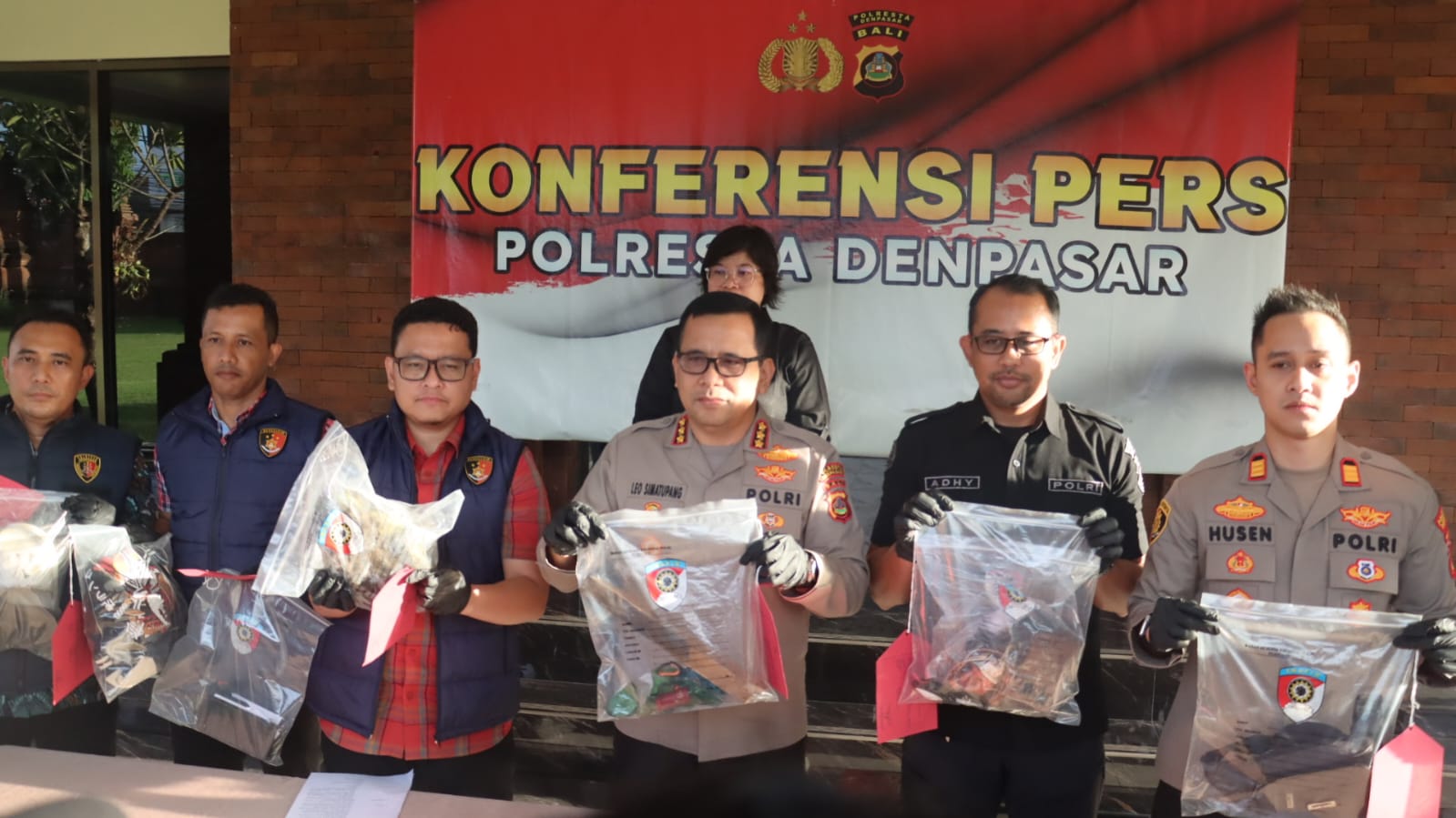 BALINEWSID.COM, DENPASAR — Police in Denpasar have swiftly arrested five suspects in connection with a brutal assault that left two men dead at Benoa Port, les…