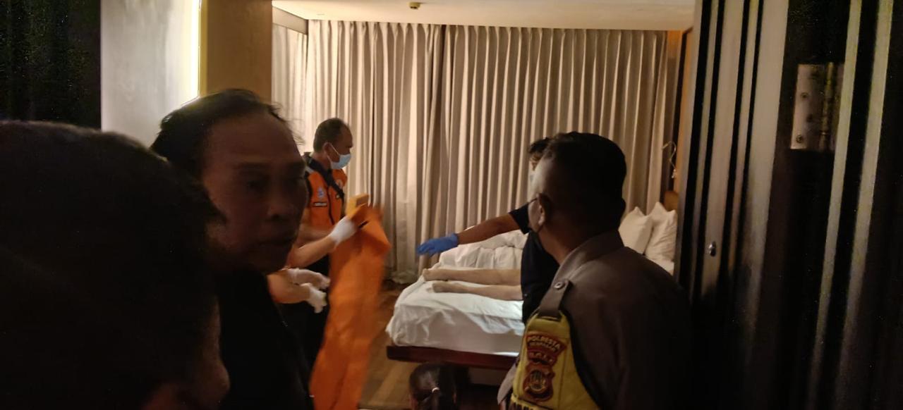 BALINEWSID.COM, DENPASAR — An Australian national was found dead inside a hotel room in the Sanur area of South Denpasar on Tuesday evening (April 14, 2026). P…