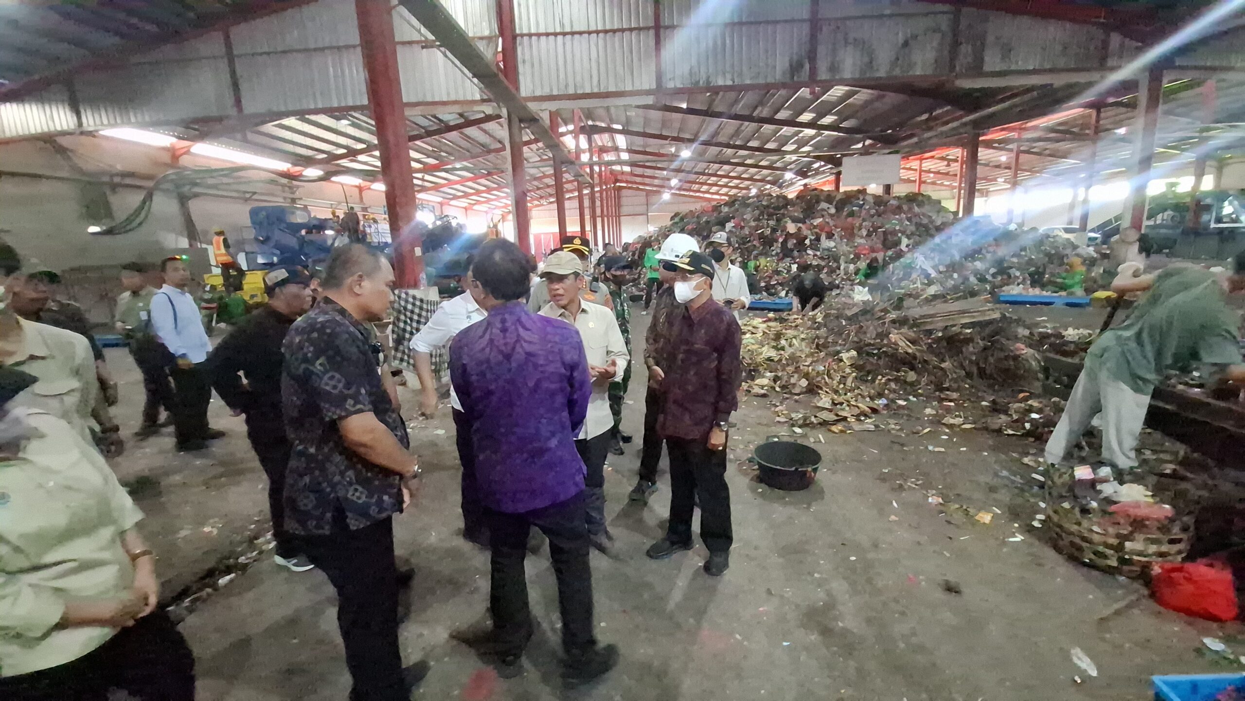 BALINEWSID.COM, DENPASAR — Indonesia’s Environment Minister, Hanif Faisol Nurofiq, inspected three Integrated Waste Processing Facilities (TPST) in Denpasar—Se…
