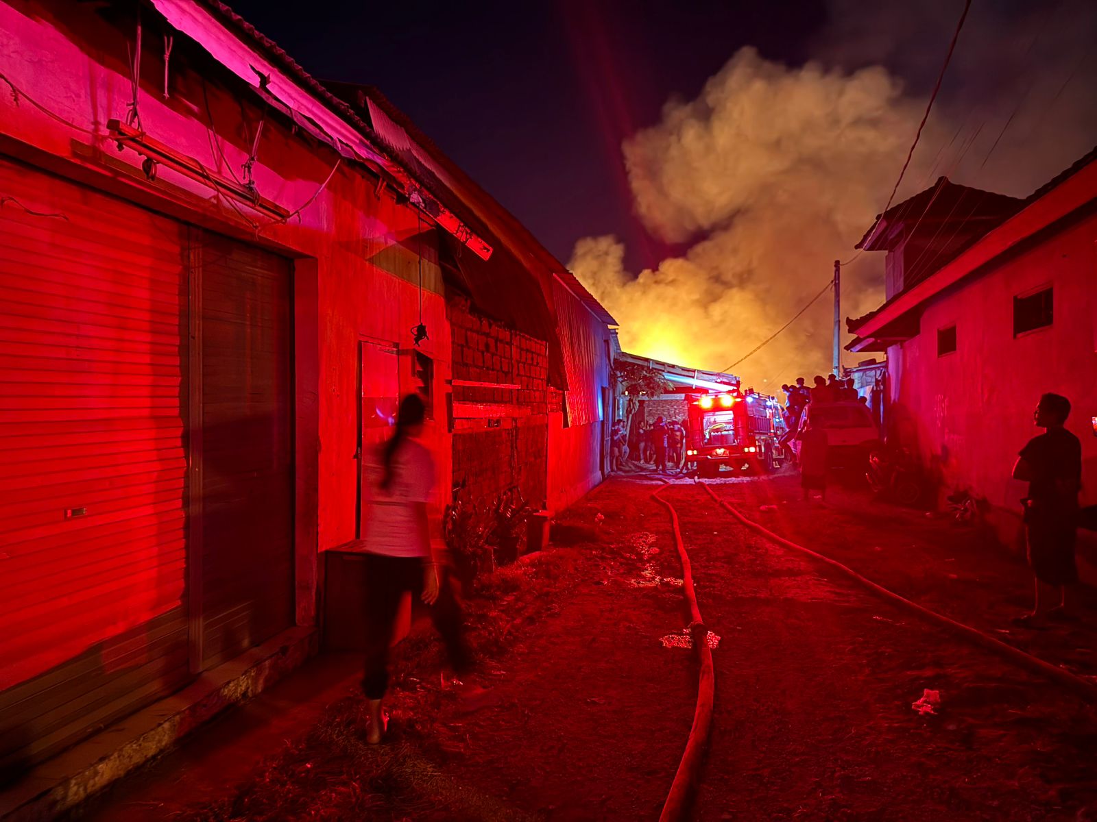 BALINEWSID.COM, DENPASAR — A massive fire tore through a furniture raw materials warehouse and workers’ dormitory owned by CV. Faradiba Furniture on Jalan Kebo…