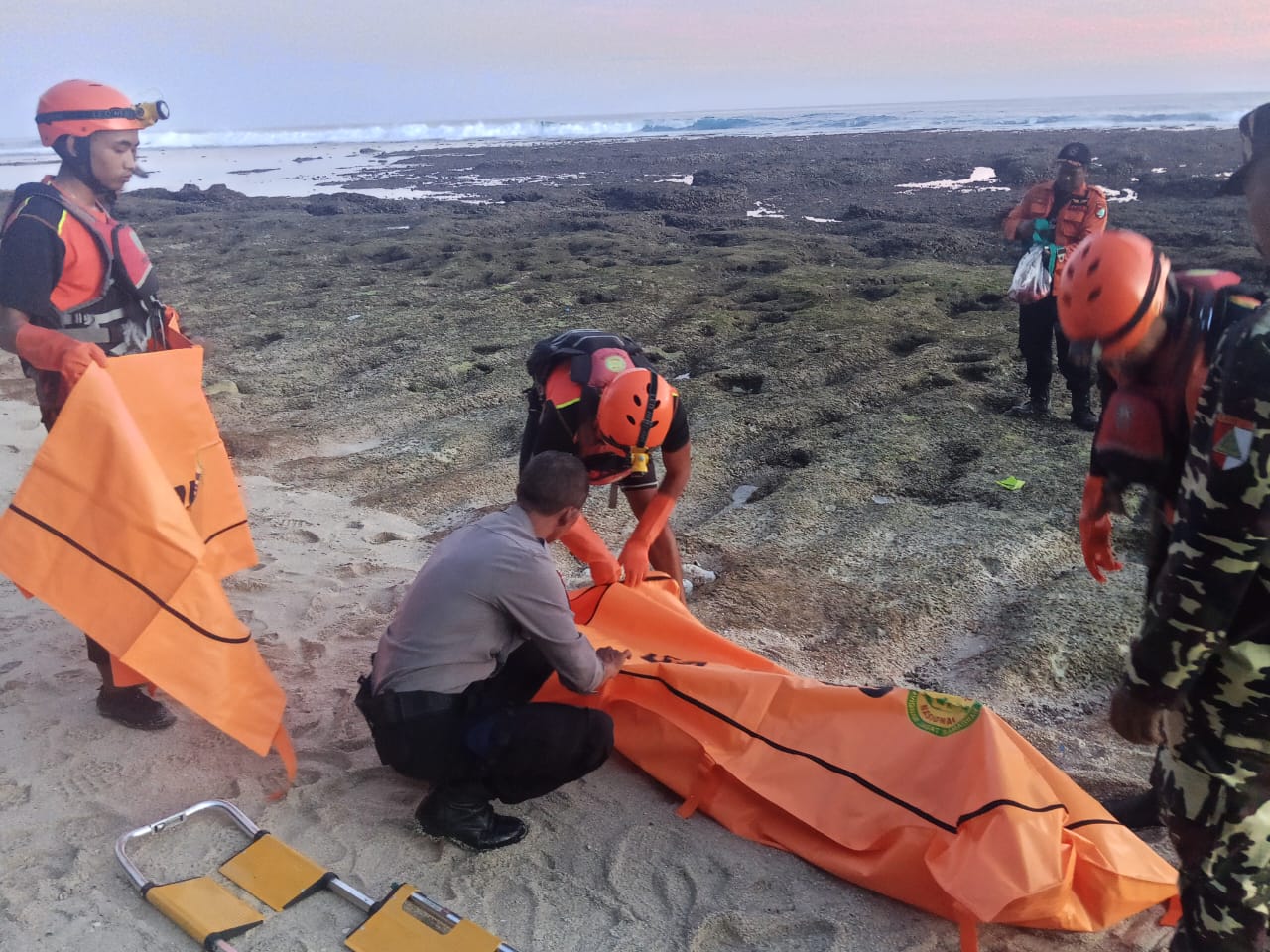 BALINEWSID.COM, DENPASAR — The discovery of an unidentified male body shocked residents in the Gau Beach area of South Kuta, Badung Regency, on Sunday afternoo…