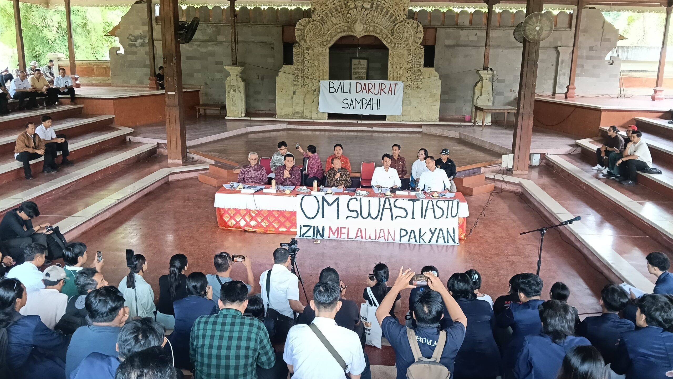BALINEWSID.COM, DENPASAR — Concerns over Bali’s escalating waste crisis resurfaced after the Student Executive Board (BEM) of Udayana University staged a peace…