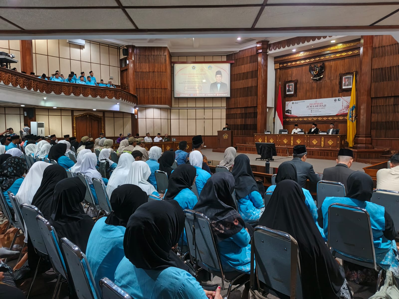 BALINEWSID.COM, DENPASAR – A total of 698 hajj pilgrims from Bali were officially sent off for the 2026 hajj season during a ceremony held at the Bali Governor…