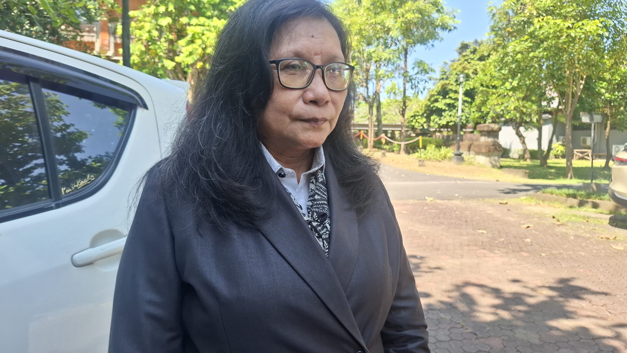 BALINEWSID.COM, DENPASAR – A long-running land dispute on Serangan Island has resurfaced after local resident Siti Sapurah, known as Ipung, revealed her 16-yea…