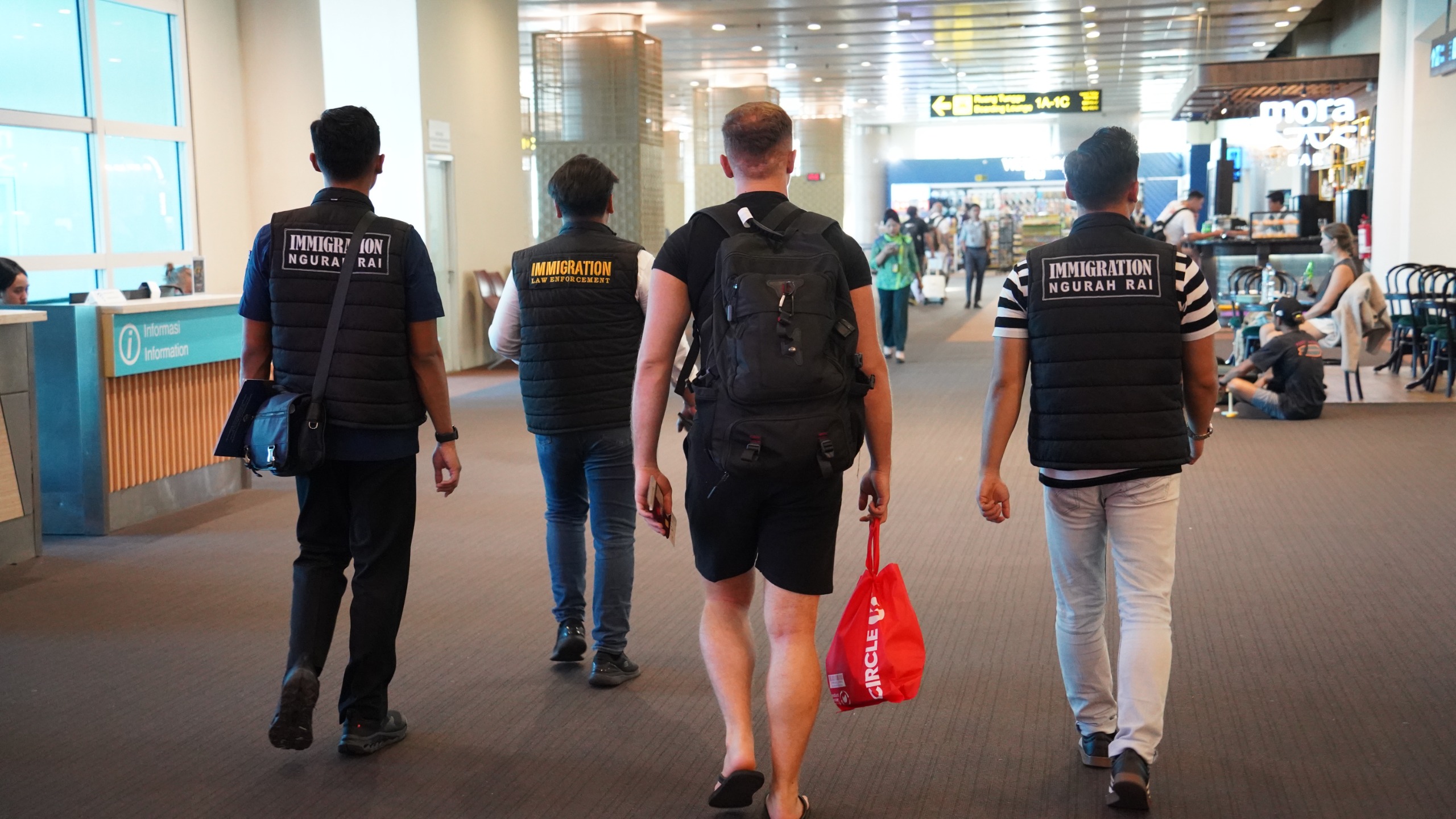 BALINEWSID.COM, BADUNG – Ngurah Rai Immigration Office has deported an Italian national identified as GI (24) after a video of him resisting traffic police off…