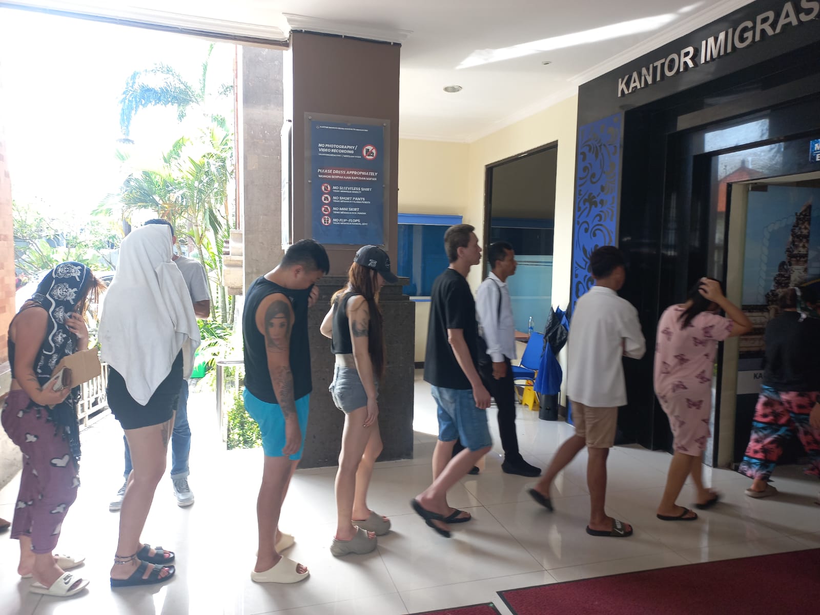 BALINEWSID.COM, DENPASAR – The Criminal Investigation Unit of Denpasar City Police (Polresta Denpasar) has handed over 26 foreign nationals to immigration auth…