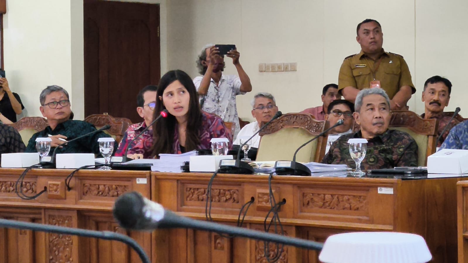 BALINEWSID.COM, DENPASAR – A heated hearing unfolded during a meeting of the Special Committee on Spatial Planning, Regional Assets, and Licensing (Pansus TRAP…