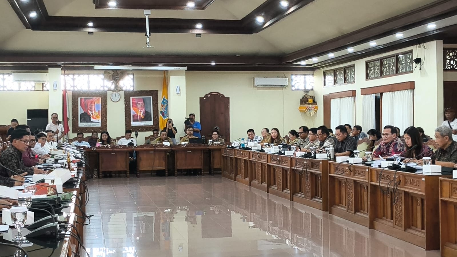 BALINEWSID.COM, DENPASAR — A parliamentary hearing on the management of PT Bali Turtle Island Development (BTID) turned tense on Monday (May 11, 2026), as seve…