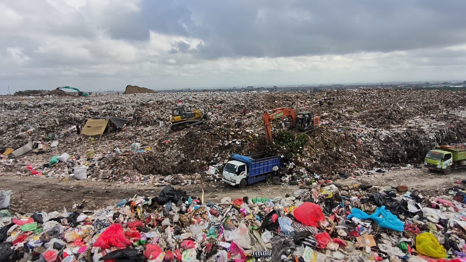 BALINEWSID.COM, DENPASAR — Violations of waste disposal regulations were once again discovered at the TPA Suwung on Thursday (May 14, 2026), as several self-ma…