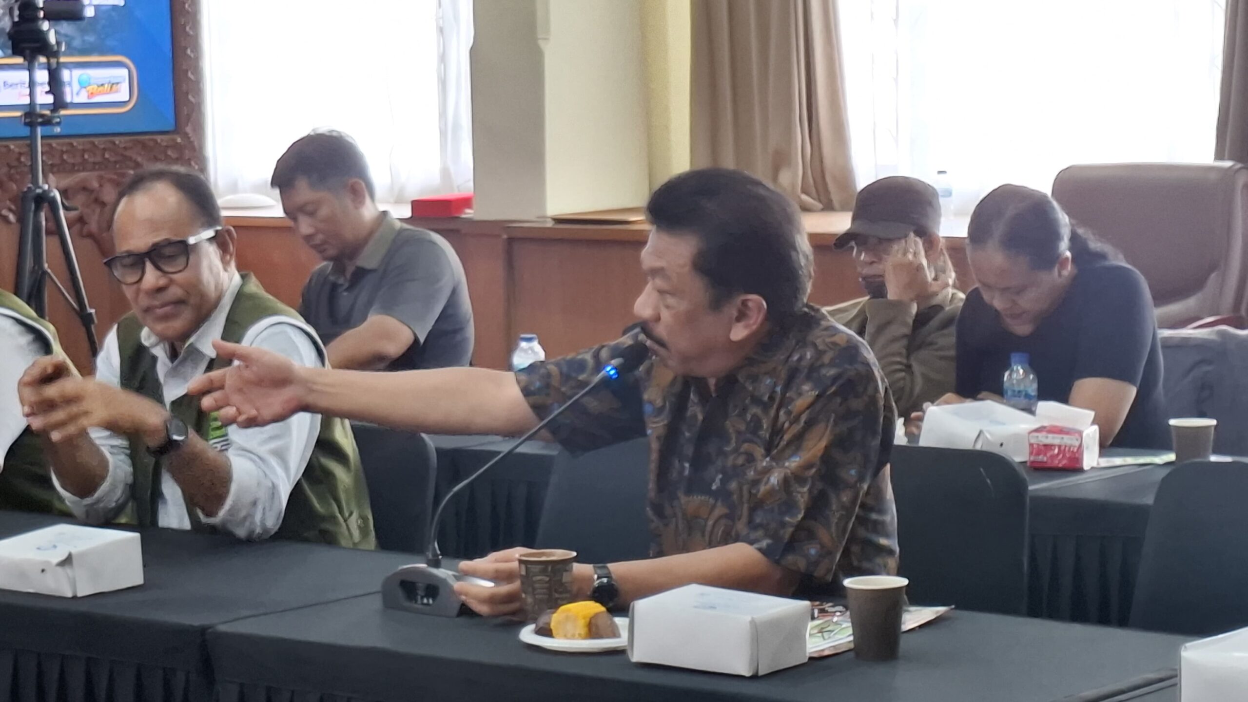 BALINEWSID.COM, DENPASAR — Bali’s ongoing waste crisis has once again come under sharp public scrutiny, with environmental activists and civil society represen…