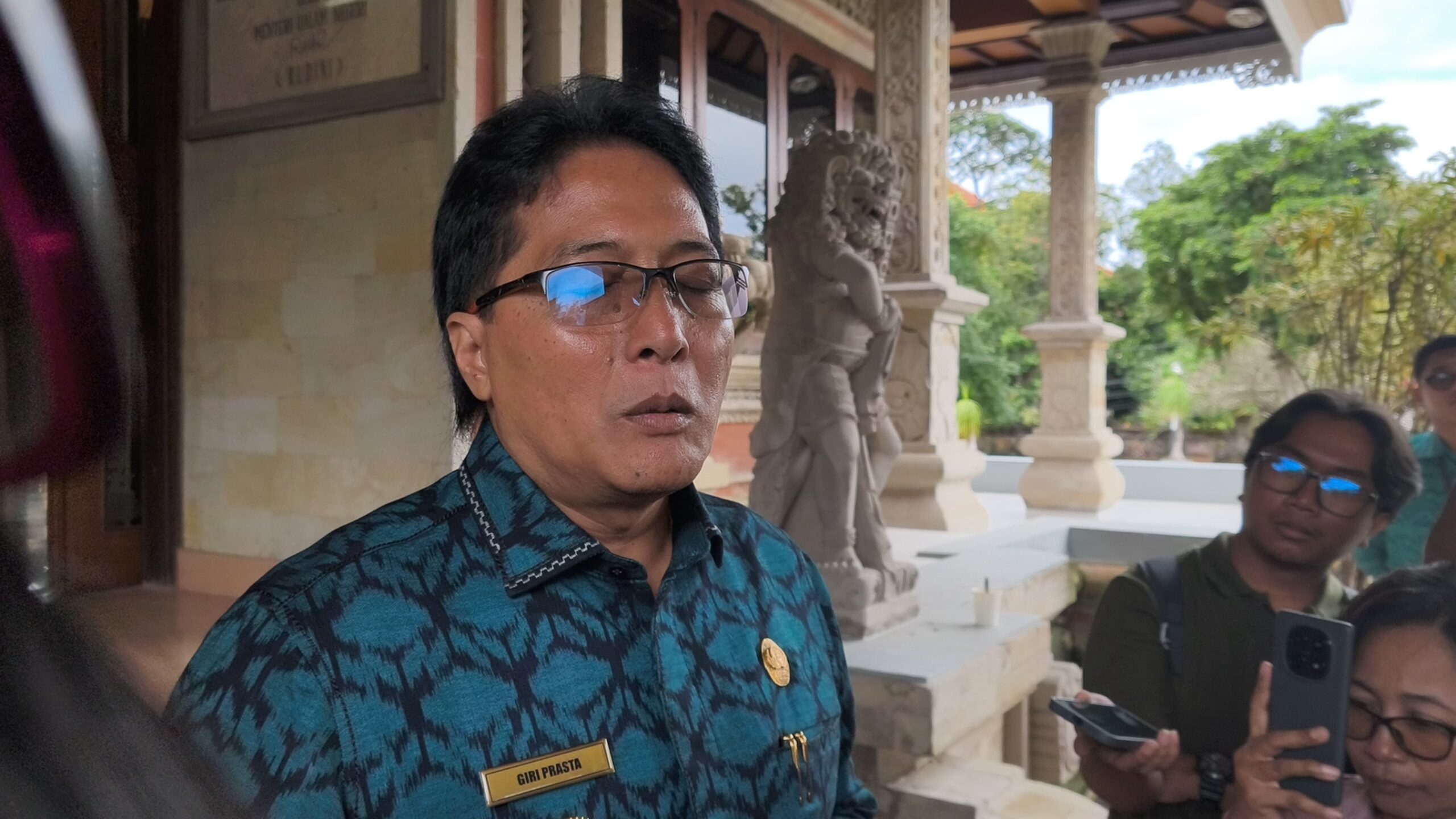 BALINEWSID.COM, DENPASAR — Bali Deputy Governor I Nyoman Giri Prasta has firmly stated that opposition from a number of residents against the Denpasar Raya Was…