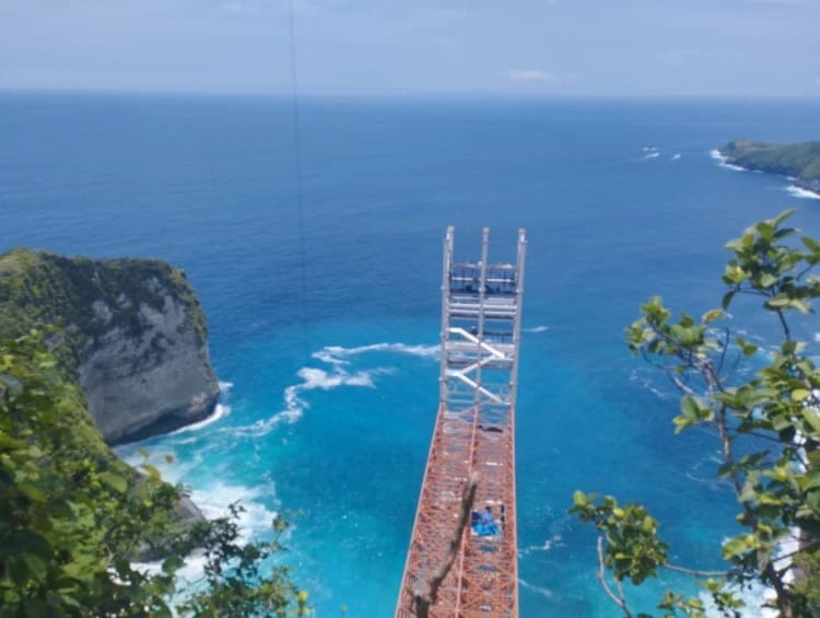 Bali Government Delays Demolition of Kelingking Glass Elevator Amid Court Lawsuit