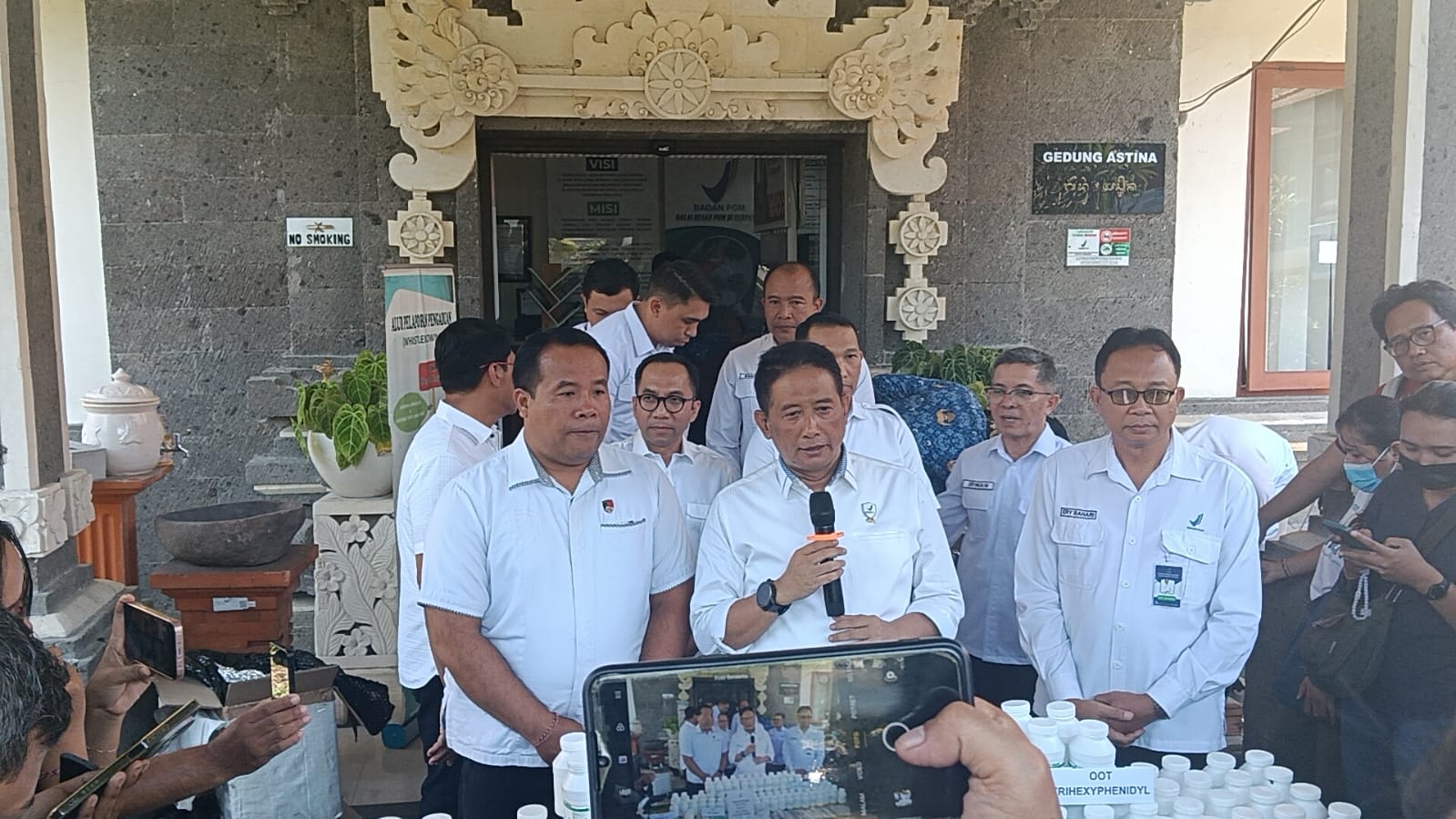 BALINEWSID.COM, DENPASAR — Indonesia’s Food and Drug Monitoring Agency (BPOM), through the Denpasar Regional Office, has uncovered an illegal distribution netw…