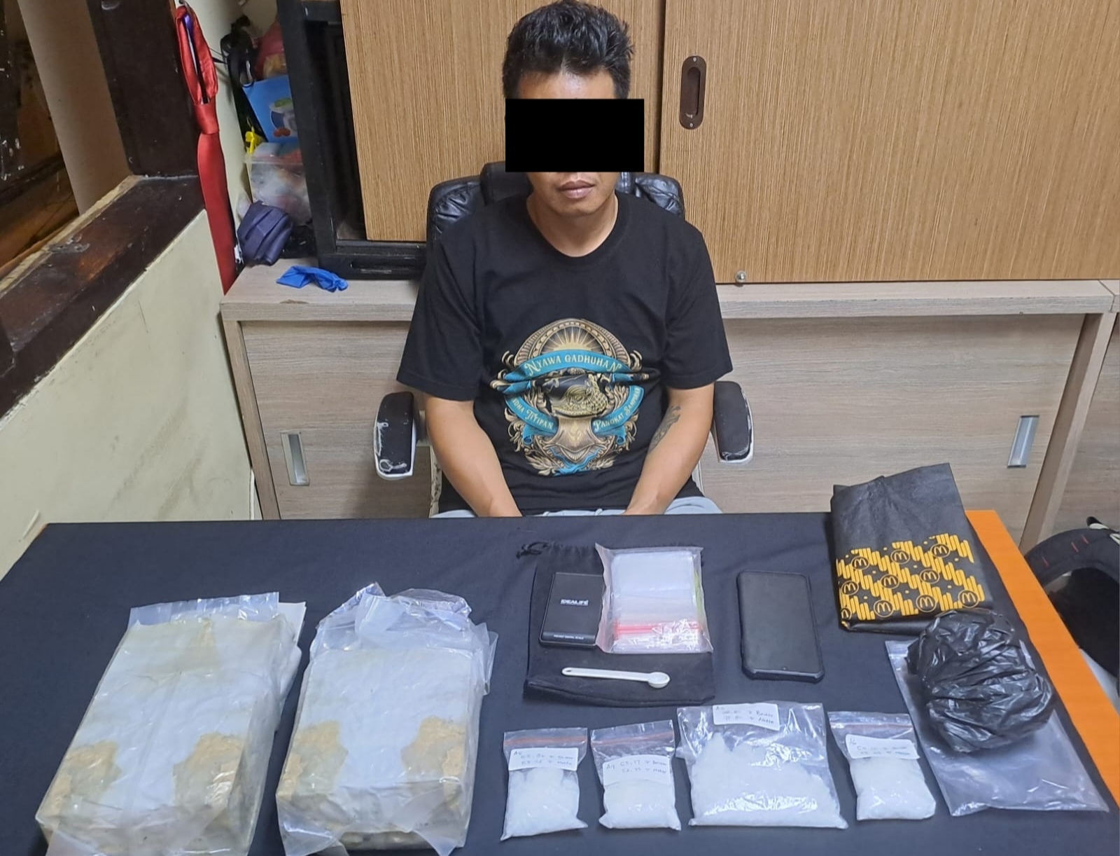 BALINEWSID.COM, DENPASAR – The Narcotics Directorate of the Bali Regional Police uncovered a major drug trafficking case involving 2.3 kilograms of crystal met…