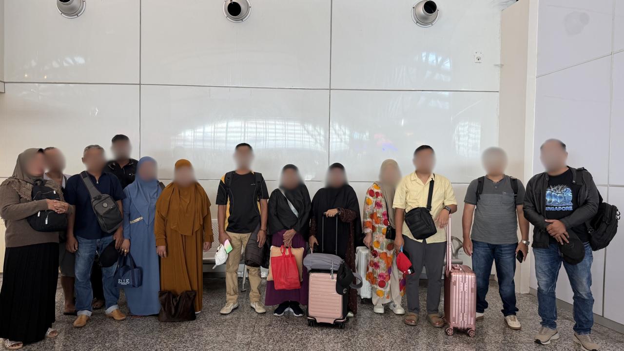 BALINEWSID.COM, BADUNG – The Ngurah Rai Class I Special Immigration Office has delayed the departure of 13 Indonesian citizens suspected of attempting to trave…