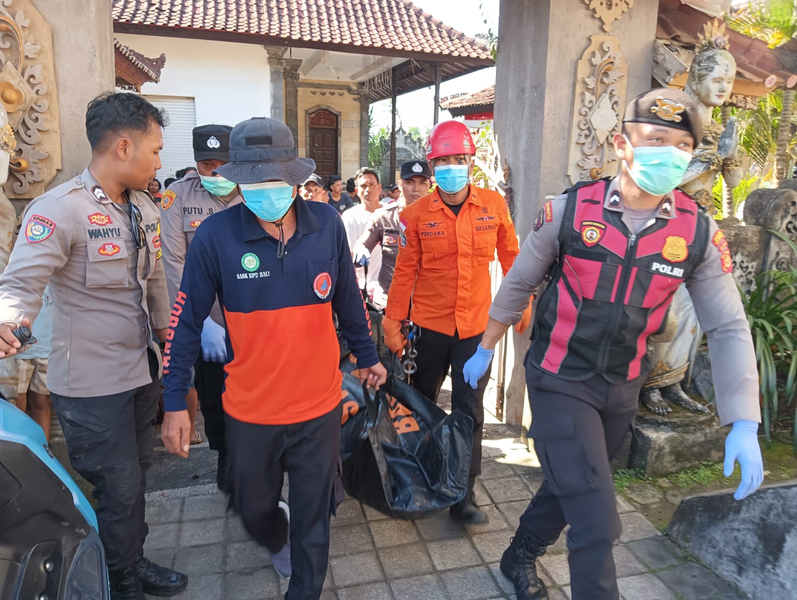 BALINEWSID.COM, NUSA PENIDA – A joint Search and Rescue (SAR) team evacuated a man who was found dead at the bottom of a well in Bunga Mekar Village, Nusa Peni…