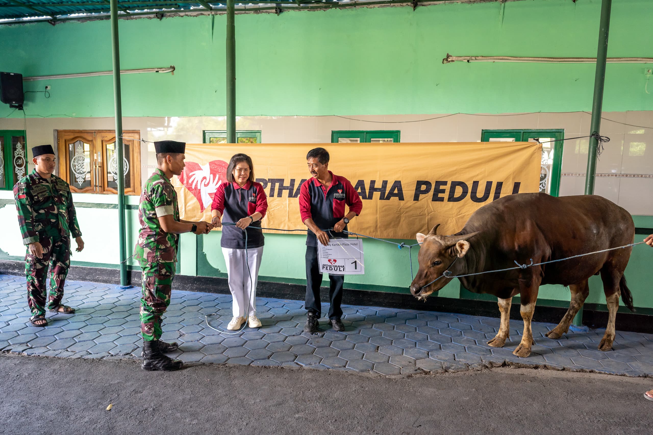 BALINEWSID.COM, BADUNG – Discovery Kartika Plaza Hotel marked the celebration of Eid al-Adha 1447 Hijriah on May 27, 2026, by distributing qurban animals as pa…