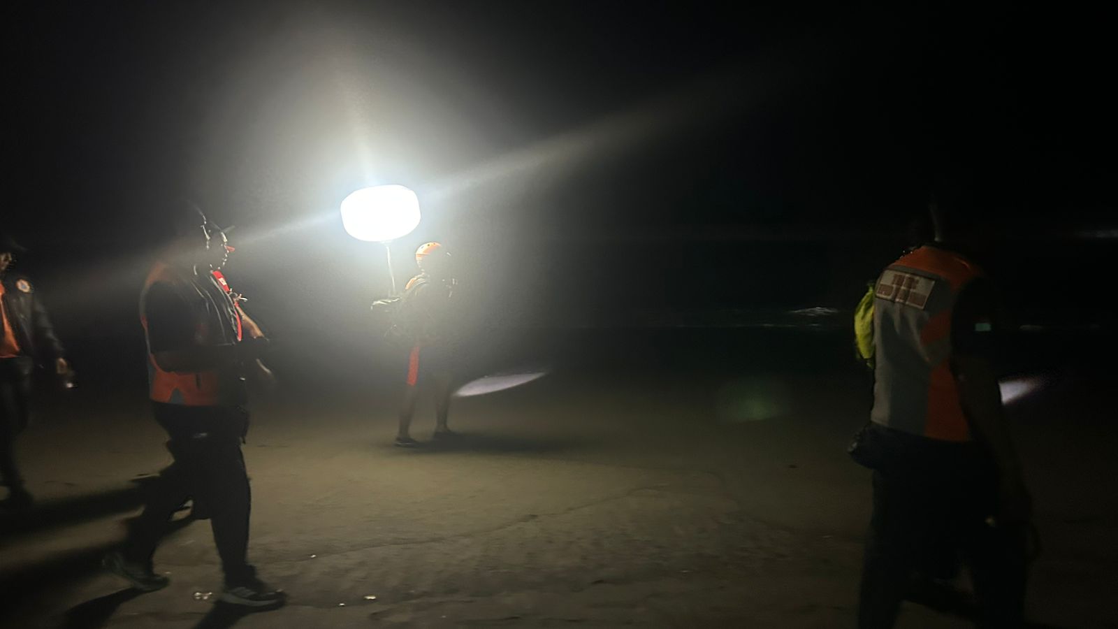 BALINEWSID.COM, TABANAN — A 12-year-old boy was swept away by strong currents while swimming at Yeh Gangga Beach in Sudimara Village, Tabanan District, on Thur…