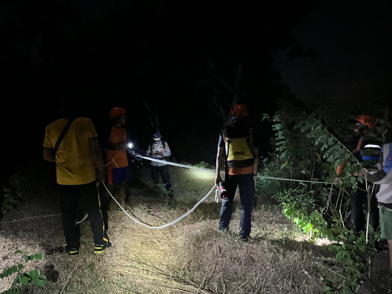 BALINEWSID.COM, BADUNG – Two Russian tourists who became trapped by rising sea tides at Padang-Padang Beach in Pecatu Village, South Kuta District, were succes…
