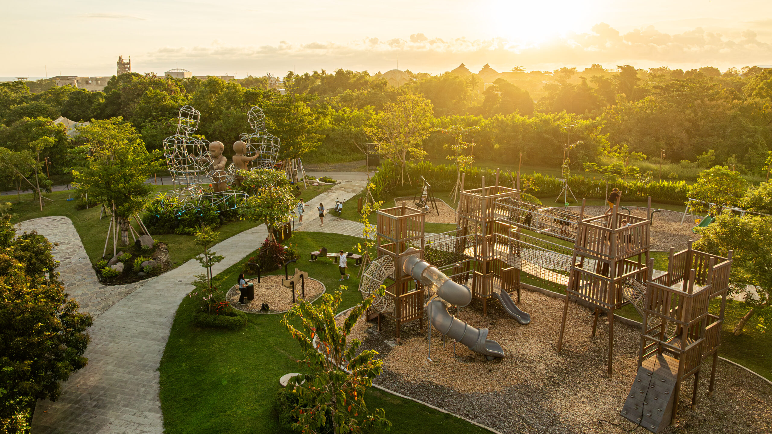 BALINEWSID.COM, TABANAN — Nuanu Creative City has introduced Nuanu Park, a 1.6-hectare public park that will serve as the main pedestrian gateway to the creati…